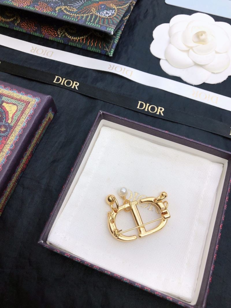 chr1st1an D10r brooches